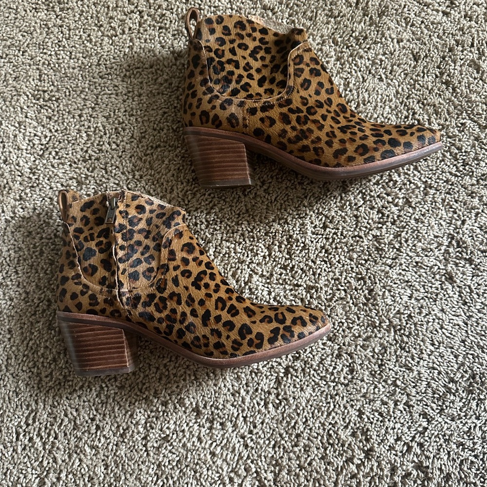UGG Women's Kingsburg Leopard Ankle boots women’s size 8